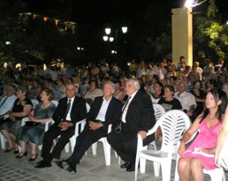 Τον Μπάμπη Τσέρτο παρακολούθησαν ο πρώην Πρόεδρος της Βουλής Απόστολος Κακλαμάνης, ο βουλευτής Μίμης Ανδρουλάκης και ο Δήμαρχος Λύσης Κύπρου Ανδρέας Τοφιάς
