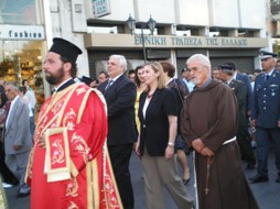 Tην Λιτανεία των Αγίων Λειψάνων και της Ιερής Εικόνας των Αγίων Αναργύρων ακολούθησαν ο Δήμαρχος και η βουλευτής του ΠΑΣΟΚ Μαριλίζα Ξενογιαννακαπούλου