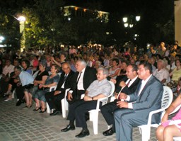 Τον Μπάμπη Τσέρτο παρακολούθησαν ο πρώην Πρόεδρος της Βουλής Απόστολος Κακλαμάνης, ο βουλευτής Μίμης Ανδρουλάκης και ο Δήμαρχος Λύσης Κύπρου Ανδρέας Τοφιάς